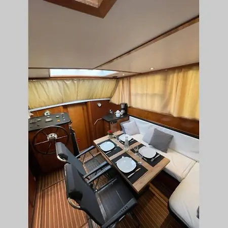 : Elegante Vedette Hollandaise Sur La Somme Long