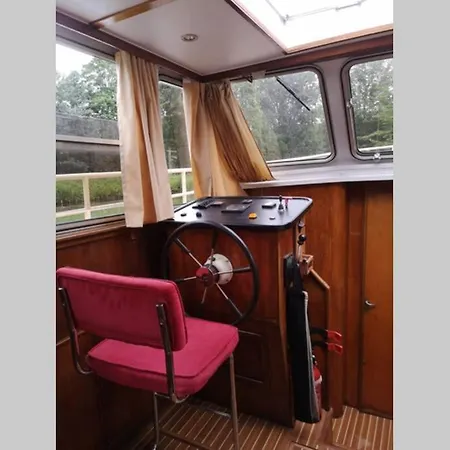 : Elegante Vedette Hollandaise Sur La Somme Long
